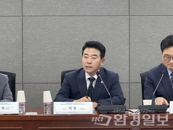 박정 의원은 정권 변화로 재생에너지 정책이 후퇴하고 있다며, 환경에너지가 탄소중립과 글로벌 기술외교의 핵심 도구가 될 수 있음을 강조하고 국회의 정책 실현 의지를 밝혔다. /사진=박준영 기자