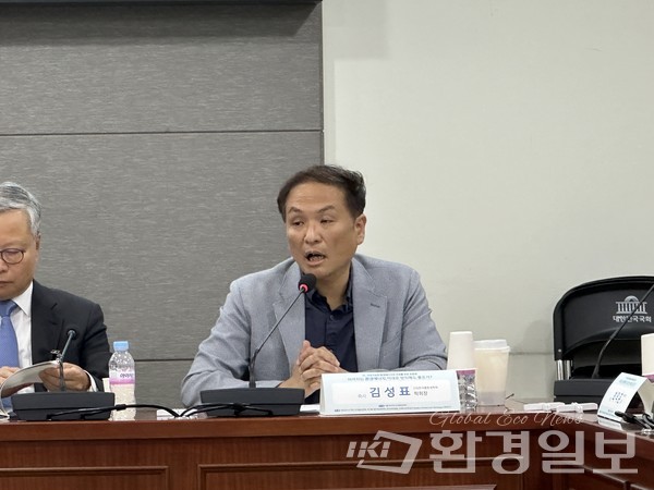 김성표 한국물환경학회 회장은 하수처리 과정의 에너지 잠재력을 강조하며, 환경에너지가 수소경제와 탄소중립을 잇는 핵심 자원이 될 수 있다고 설명했다. /사진=박준영 기자