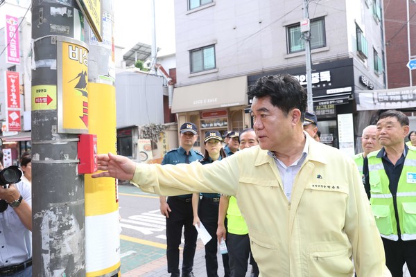비상벨과 관제센터 연결을 점검하는 박준희 구청장 /사진제공=관악구