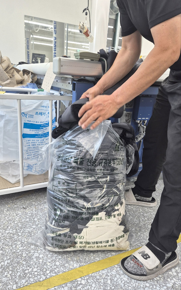 봉제업체에서 자투리 원단을 전용봉투에 담고 있다 /사진제공=관악구