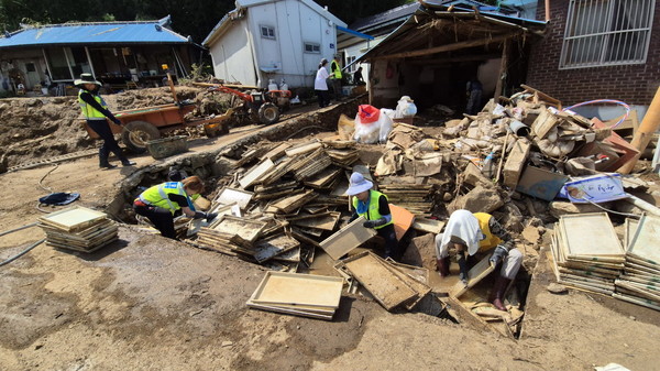 양산시자원봉사센터는 7월23일 경남 산청군 모고마을 일대에서 호우 피해 봉사 활동을 진행했다. /사진제공=양산시 