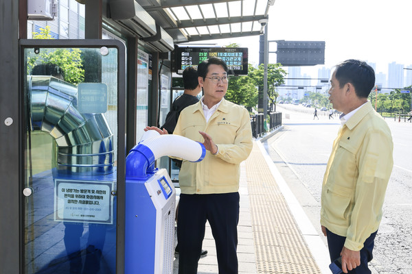 정명근 화성특례시장 23일 버스정류장에 설치된 야외용 냉방기 시설 운영 상태 점검 /사진제공=화성특례시