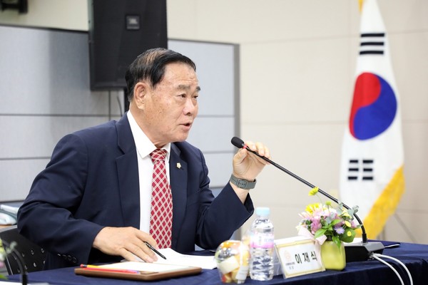 대한민국특례시의회 의장협의회 정례회의에서 인사말을 하는 이재식 의장 /사진제공=수원특례시의회