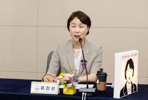 제26차 대한민국특례시의회 의장협의회에서 발언하는 유진선 의장 /사진제공=용인특례시의회