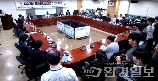 급격히 심화되는 기후위기에 대응해 건설 현장의 탄소배출을 줄이고, 고령화·인력난에 직면한 건설산업의 혁신을 모색하기 위한 논의의 장이 24일 국회의원회관에서 열렸다. /사진출처=김소희 tv