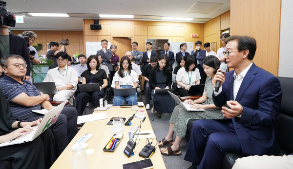 전재수 해양수산부 장관(사진 오른쪽)이 지난 24일 취임식 직후 기자실을 방문해 간담회를 진행하고 있다. /사진제공=해양수산부