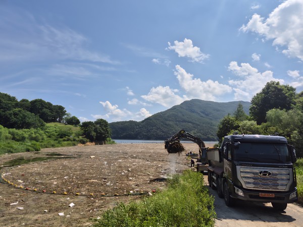 23일 용담댐 부유물 수거 현장 /사진제공=한국수자원공사