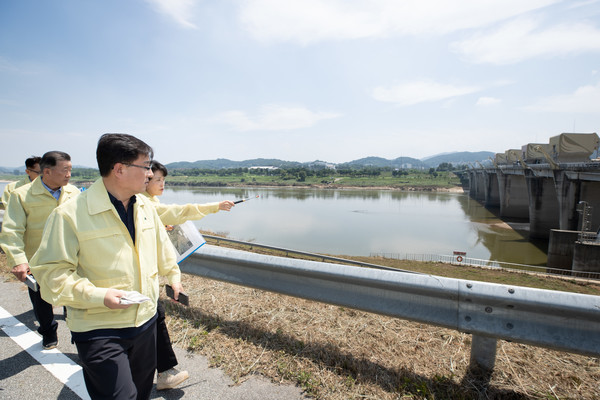 김성환 환경부 장관이 4대강 재자연화 검토를 위해 현장을 살펴보고 있다. /사진제공=환경부