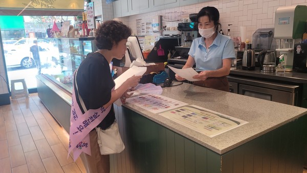 동대문구 에너지 절약 실천 캠페인 중 안내문을 배부하는 모습 /사진제공=동대문구