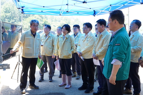 임상섭 산림청장이 24일 경상남도 산청군 산불 및 산사태 피해지에서 국회 산불피해지원대책 특별위원회 위원과 함께 피해현황과 복구 상황을 점검하고 있다. /사진제공=산림청