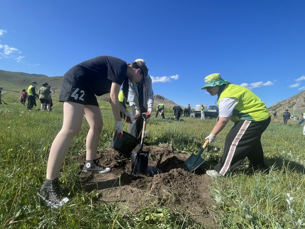 글로벌숲탐방원정대가 몽골 테를지 국립공원에서 기후위기 대응 나무심기를 하고 있는 모습 /사진제공=산림청