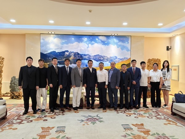 지린성 장백산보호개발구의 장백산관리위원회의 공식초청을 받아 중국 지린성을 방문한 한중기업가협회 방문단이 장백산관리위원회 관계자들과 기념촬영을 하고 있다. /사진제공=한중기업가협회