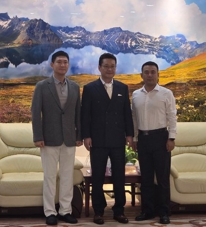 김정일 한중기업가협회 집행회장(왼쪽부터)과 김훈 한중기업가협회 회장, 장백산관리위원회 관계자가 기념촬영을 하고 있다. /사진=박준영 기자