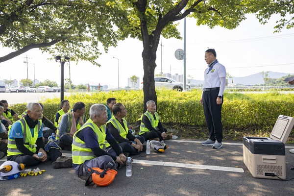 분홍소풍길 현장근로자 폭염대비 점검 활동 /사진제공=칠곡군