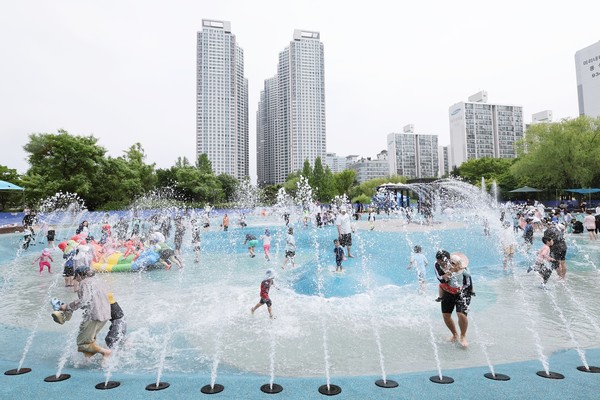 중앙공원 무료 물놀이장 /사진제공=부천시