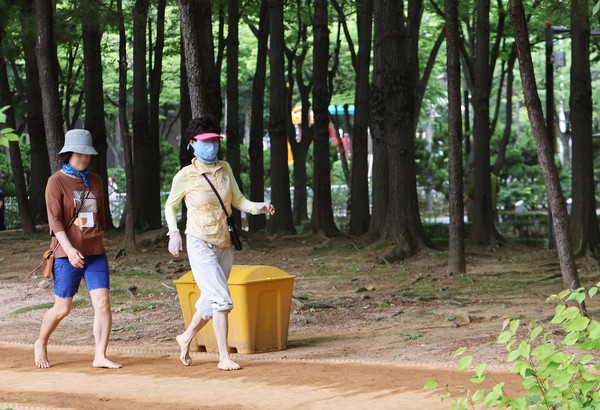 중앙공원에 조성된 친화형 맨발길 /사진제공=부천시