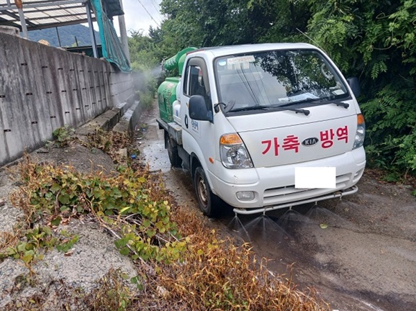 축사 주변 살수차 운영 /사진제공=경산시
