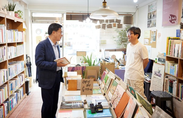 김동연 지사, 수원 지역서점서 소비쿠폰으로 책 구매 /사진제공=경기도