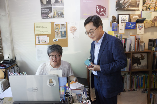 김동연 지사, 수원 지역서점서 소비쿠폰으로 책 구매 /사진제공=경기도