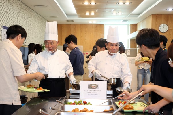 수원특례시의회, 복날 맞아 직원 격려 행사(이재식 의장, 김정렬 부의장) /사진제공=수원특례시의회