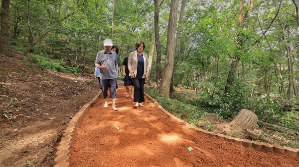 과천시가 조성한 청계산 황톳길 개장식이 25년 7월 31일 열린 가운데 신계용 과천시장(오른쪽) 시민과 함께 황톳길을 걷고 있다. /사진제공=과천시