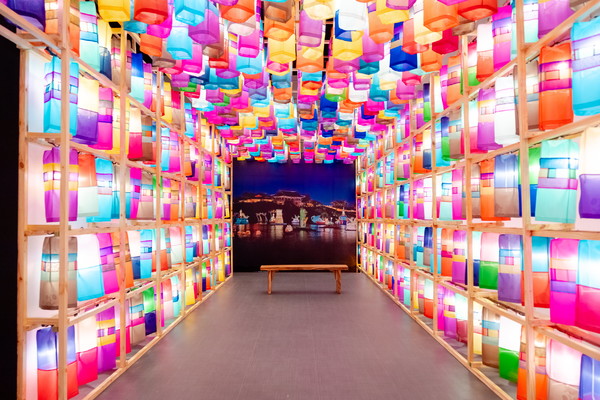 주필리핀 한국문화원 전시장에서 열린 ‘한국의 빛-진주실크등’ / 사진제공=진주시