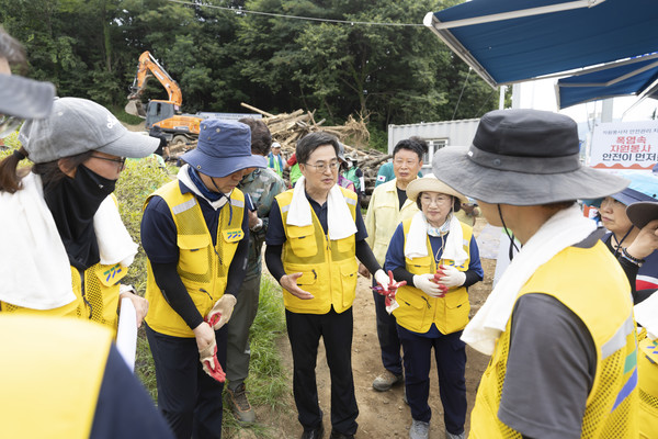 김동연 지사, 가평 수해 복구 현장 찾아 자원봉사 동참 /사진제공=경기도