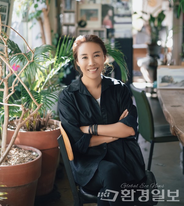 환경미술가이자 가든디자이너로 영국 첼시 플러워쇼 골든메달리스트인 황지해 작가. 오랜 공백기를 깨고 2023년 5월 영국 첼시 플라워쇼에 복귀해 금상을 수상했다. /사진제공=황지해 작가 