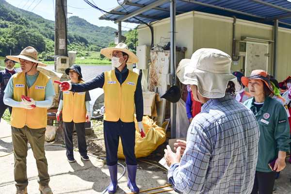 정명근 화성특례시장이 자원봉사자들과 함께 경남 합천군 수해현장 복구 작업에 동참하고 있다. /사진제공=화성특례시