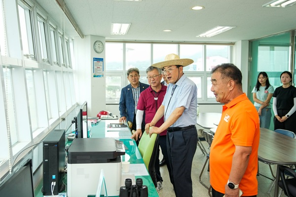해수욕장 현장 점검 활동에 나선 경주시장  /사진제공=경주시