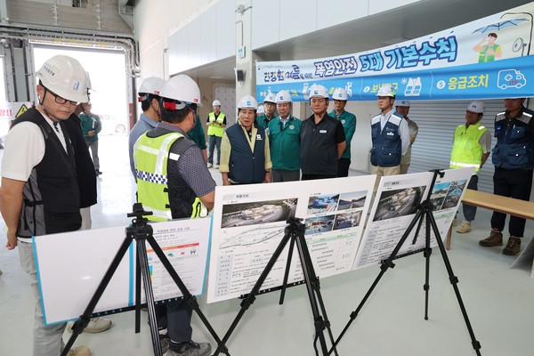 나동연 양산시장은 7월31일 주요 건설공사장을 찾아가 폭염으로 우려되는 건설 근로자의 건강을 체크했다. /사진제공=양산시 