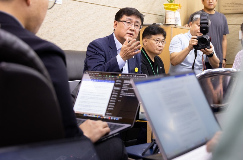 김성환 환경부 장관이 출입기자 간담회에서 질문에 답변을 하고 있다. /사진제공=환경부