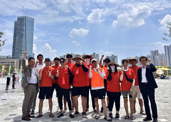 동탄패밀리풀 현장의 화성도시공사 임직원과 안전요원들 /사진제공=화성도시공사