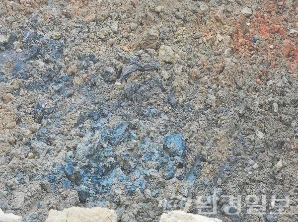 해운대구청 신청사 공사 현장 초창기 토사를 자세히 살펴보면 비닐이 뒤섞여 있다. /사진제공=부산NGO시민연합 