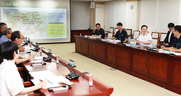 이장우 대전시장(오른쪽 가운데)이 도시철도 2호선 건설공사 보고회를 주재하고 있다. 사진제공=대전시