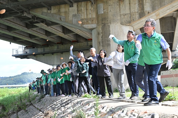 2EM 흙공 던지기 행사를 펼친 군위군새마을회  /사진제공=군위군