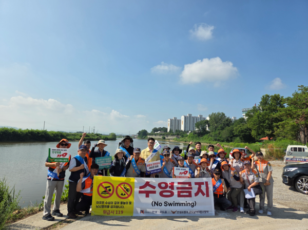 지난 5일 하천변 안전사고 예방 캠페인 및 쾌적한 환경 조성 위한 청렴줍깅 행사 진행 /사진제공=안성시