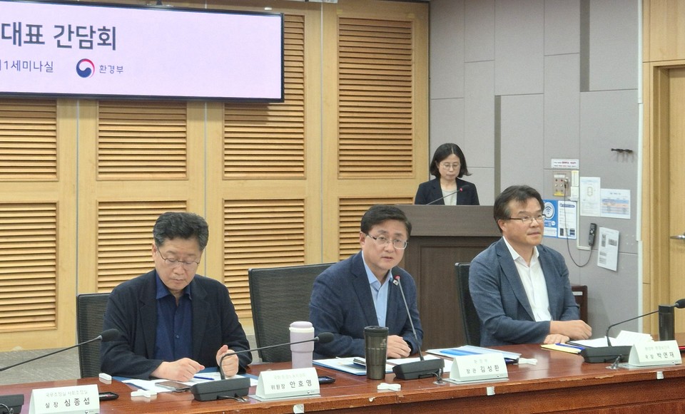 가습기살균제 피해자단체 대표들과의 간담회에서 발언하는 김성환 장관 /사진제공=환경부