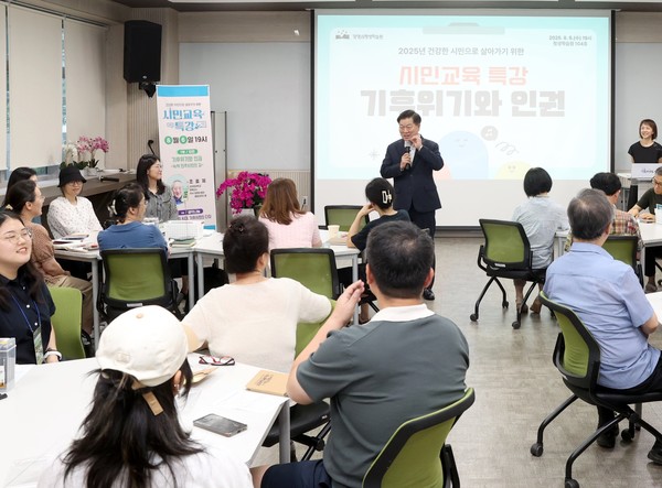 ‘기후 위기와 인권’ 시민토론형 특강에서 발언하는 박승원 시장  /사진제공=광명시