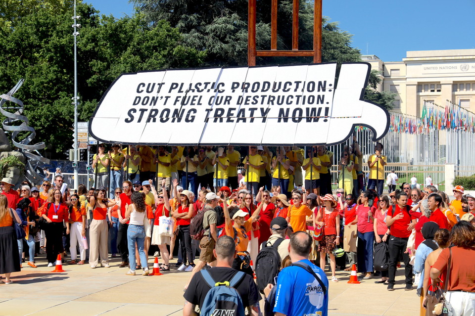 4일(현지시간) 플라스틱 협약 회의를 앞두고 전 세계 시민과 시민사회단체가 제네바 국제연합 광장(Place des Nations)에 모여, 오염 기업보다 사람과 지구를 우선하는 야심 차고 법적 구속력이 있는 플라스틱 협약 체결을 요구하고 있다. /사진제공=그린피스