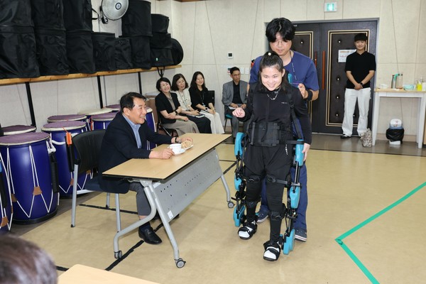 시는 8월7일 웨어러블 돌봄로봇 첫 시연 행사를 진행했다. /사진제공=양산시 