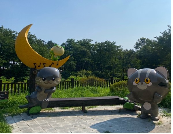 수달과 삵 캐릭터가 준비된 갈대습지 포토존 /사진=윤다인 학생기자