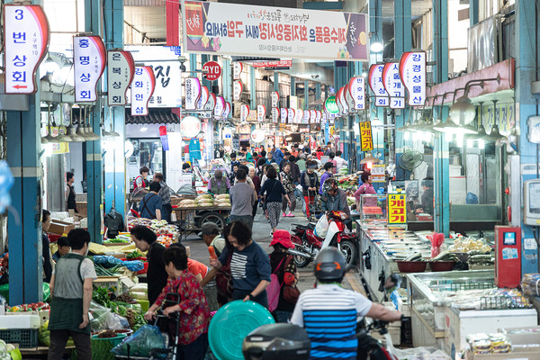 중기부가 전통시장 재난 사각지대 해소를 위해 냉방설비 지원, 원스톱 지원센터 확대, 화재공제 보상한도 상향 등 대책을 발표하고 소상공인 안전망 강화에 나섰다. /사진=환경일보DB