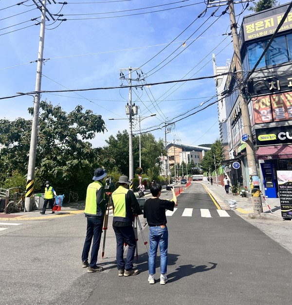 만안구 관계자 안양공고 인근에서 지적재조사 측량 진행 /사진제공=안양시