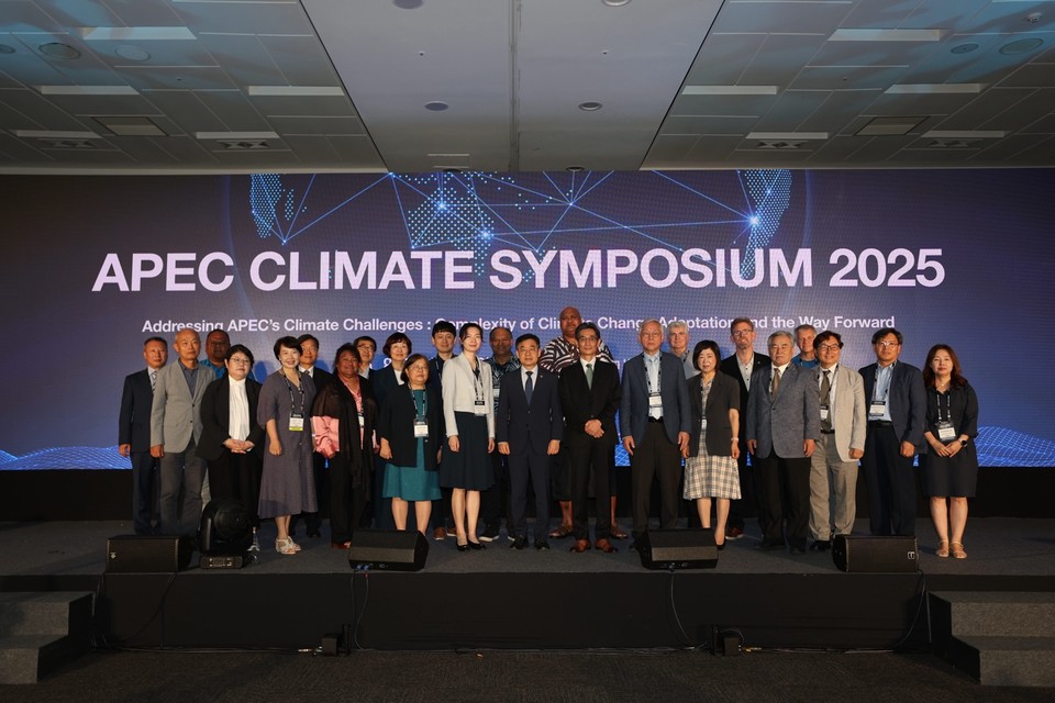 APCC 설립 20주년 주요 참석자들이 기념촬영을 하고 있다. /사진제공=APCC