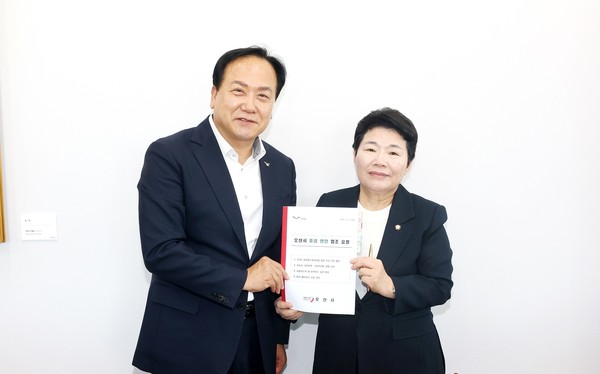 이권재 오산시장과  국민의힘 소속 임이자 국회 기획재정위원장 /사진제공=오산시