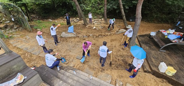 군은 8월11일 집중호우로 피해를 입은 경남 산청군에서 수해복구 봉사활동을 진행했다. /사진제공=기장군