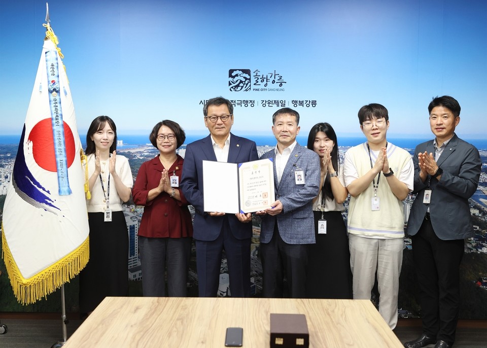 강릉시가 ‘2025년 환경보전 유공 국무총리 단체 표창’을 수상했다. /사진제공=강릉시