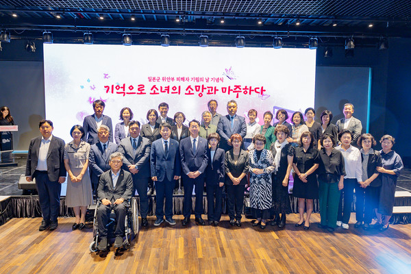 배정수의장 정명근시장 및 화성특례시의회 참석의원 기념사진 /사진제공=화성특례시의회