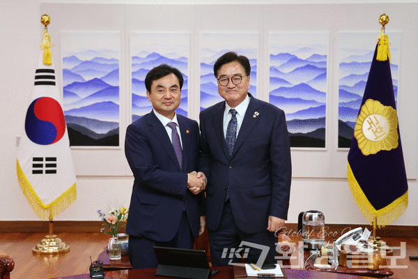 우원식 국회의장(오른쪽)은 14일 오전 의장집무실에서 안규백 신임 국방부장관을 접견했다. /사진=국회